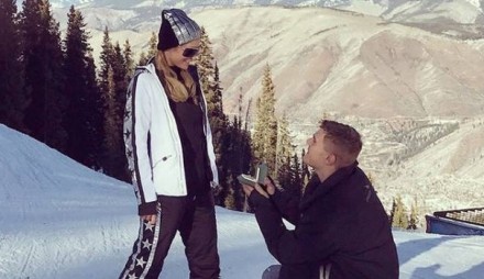 Paris Hilton si sposa, proposta sulla neve